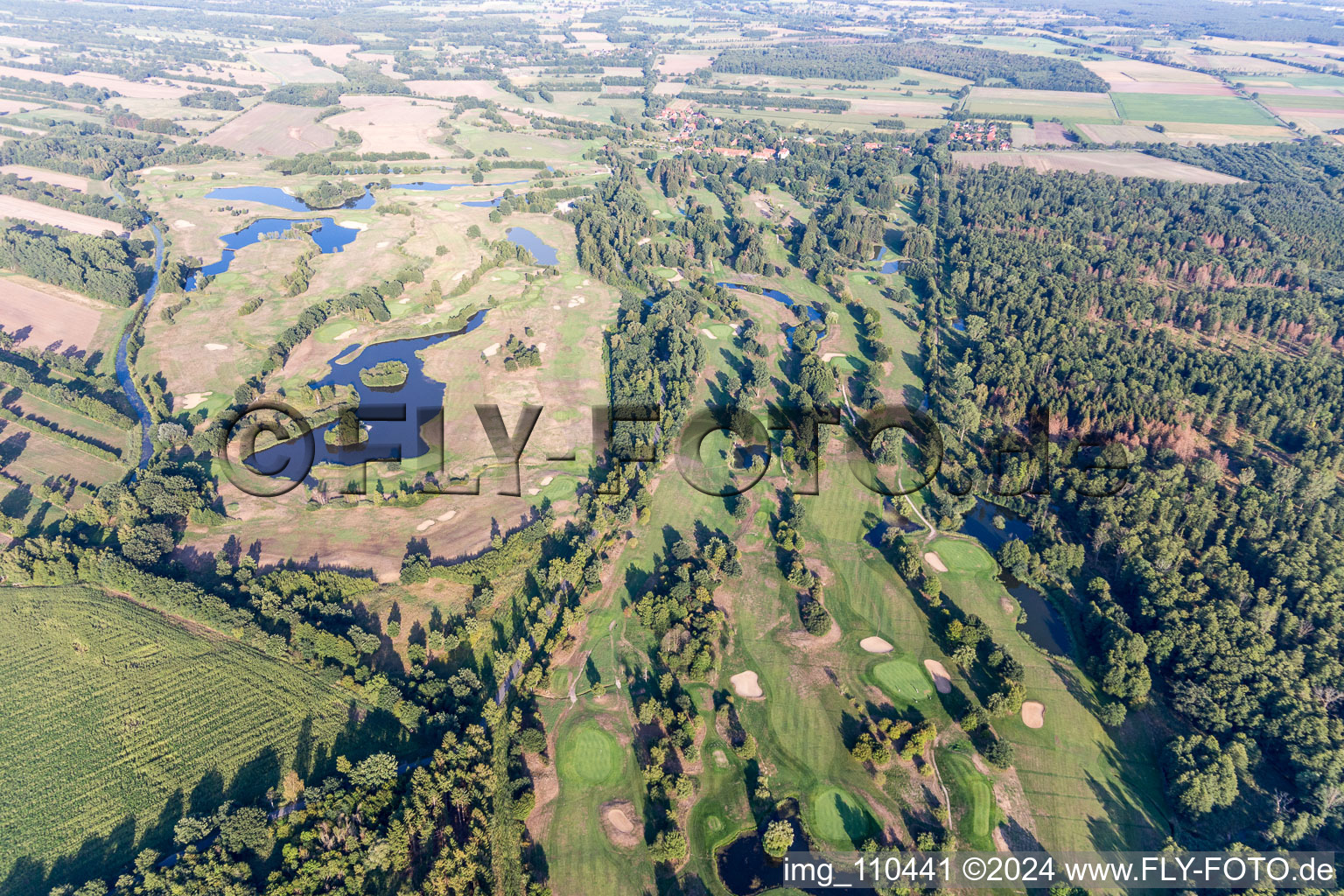 Vue aérienne de Superficie du parcours de golf complexe de golf château Lüdersburg à Lüdersburg dans le département Basse-Saxe, Allemagne