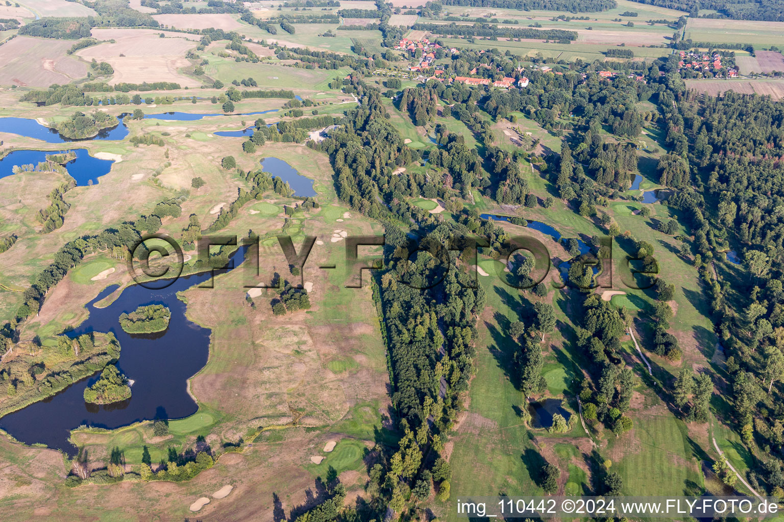 Photographie aérienne de Superficie du parcours de golf complexe de golf château Lüdersburg à Lüdersburg dans le département Basse-Saxe, Allemagne