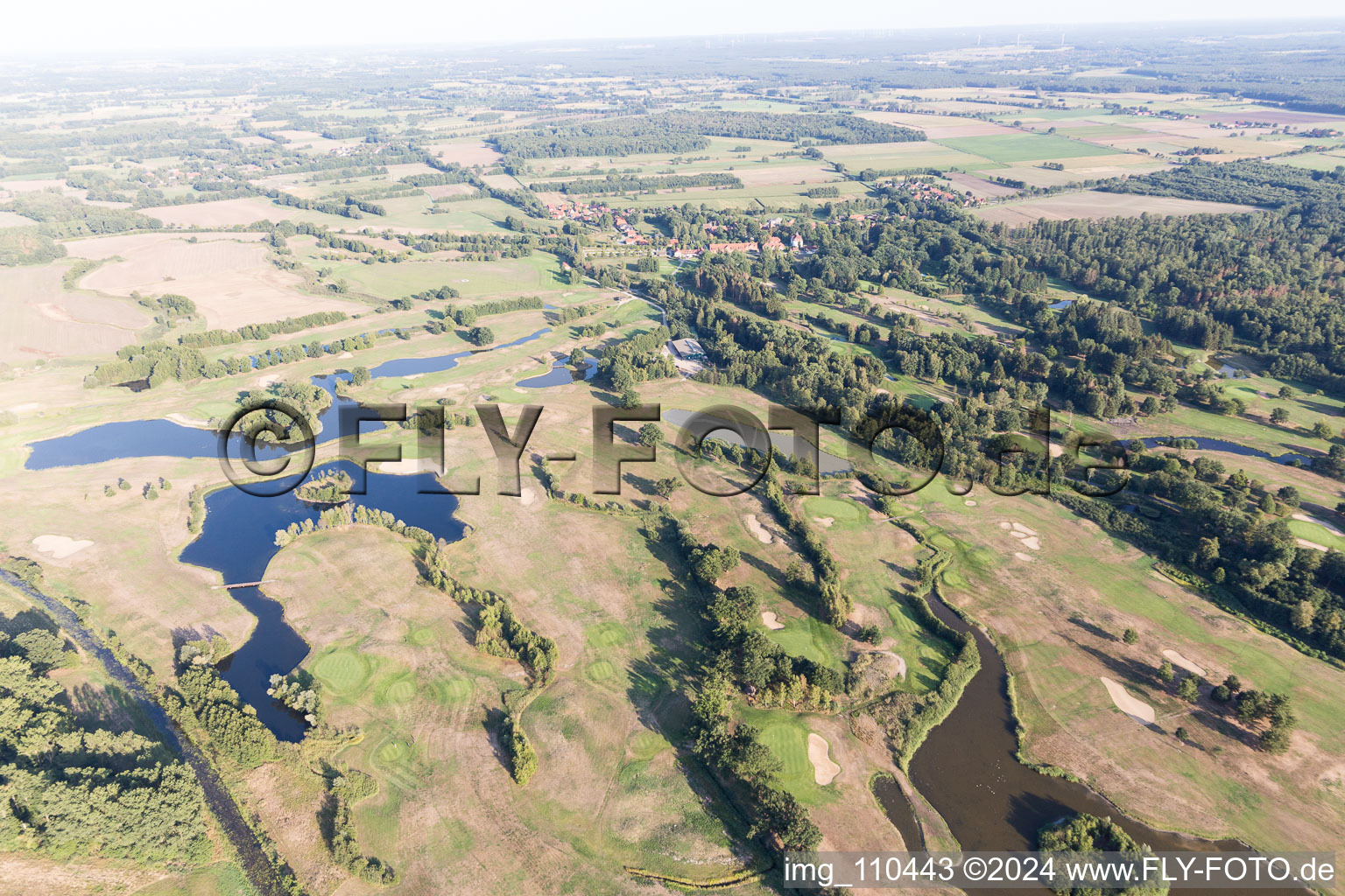 Vue oblique de Superficie du parcours de golf complexe de golf château Lüdersburg à Lüdersburg dans le département Basse-Saxe, Allemagne