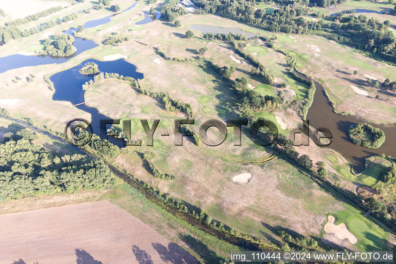 Superficie du parcours de golf complexe de golf château Lüdersburg à Lüdersburg dans le département Basse-Saxe, Allemagne d'en haut