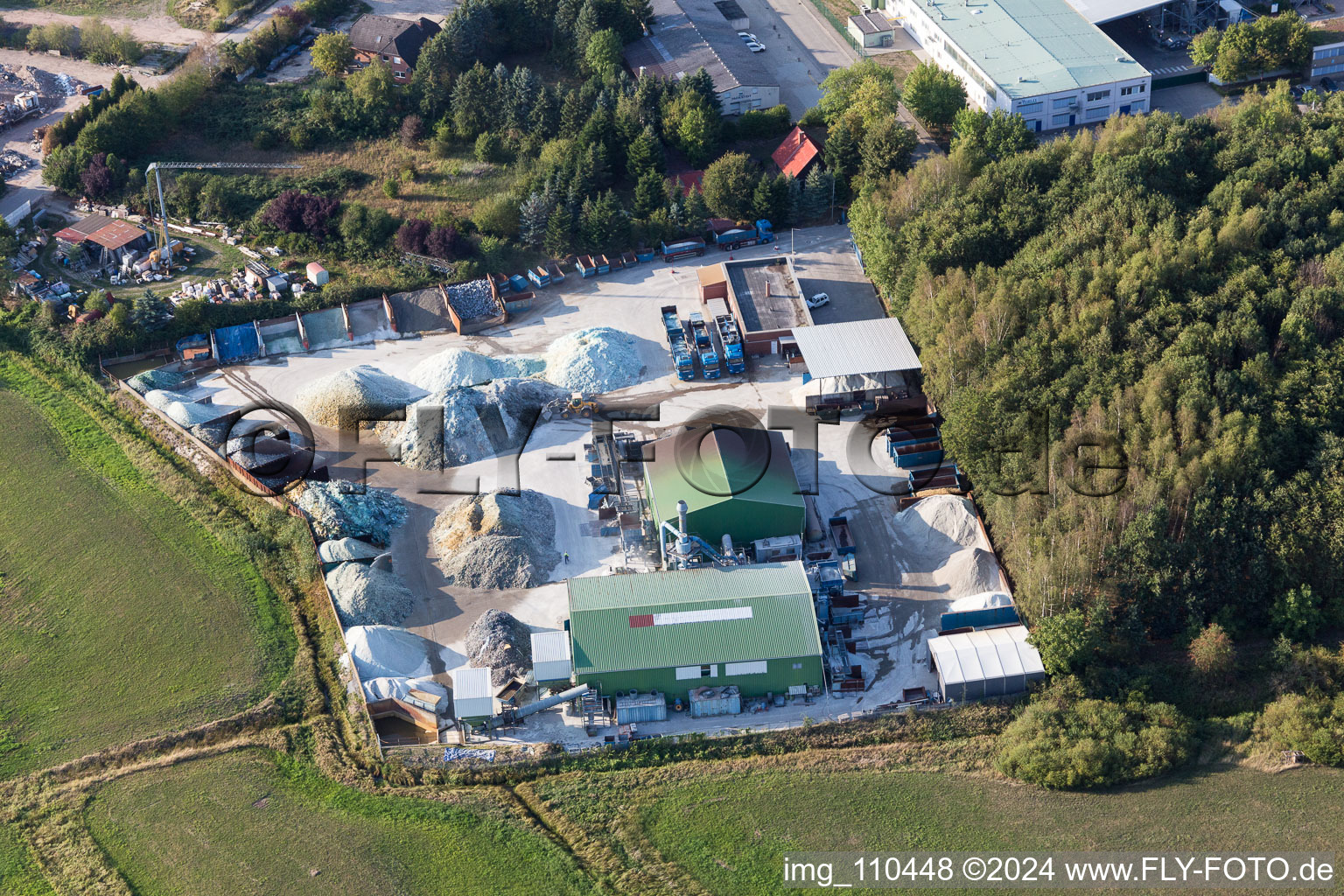 Vue aérienne de Zone industrielle au pied de l'Elbe à Lauenburg dans le département Schleswig-Holstein, Allemagne