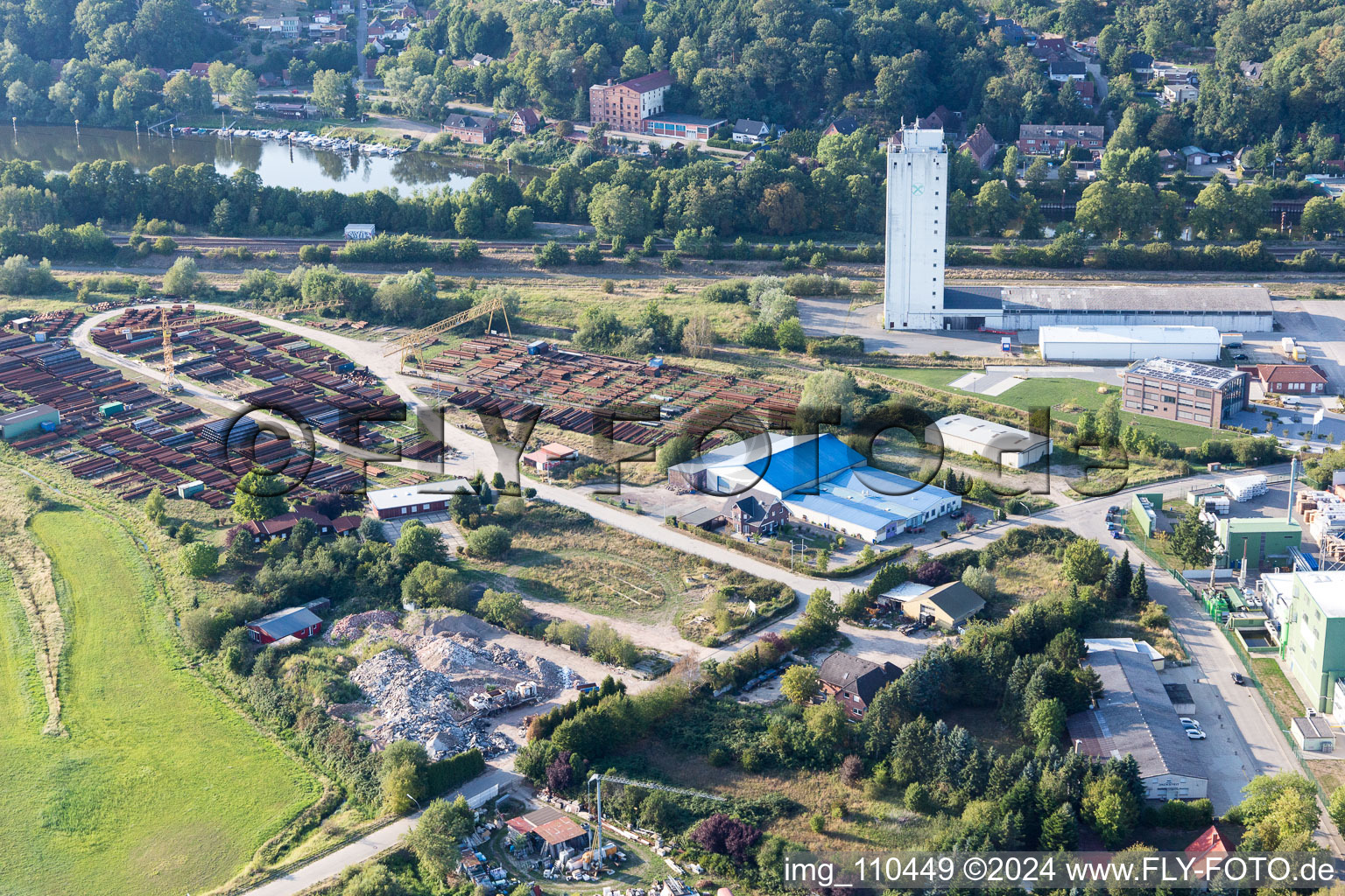 Vue aérienne de Zone industrielle au pied de l'Elbe à Lauenburg dans le département Schleswig-Holstein, Allemagne