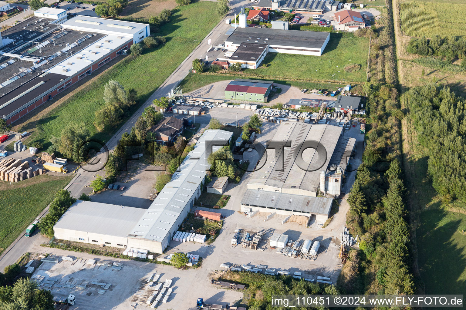 Photographie aérienne de Zone industrielle au pied de l'Elbe à Lauenburg dans le département Schleswig-Holstein, Allemagne