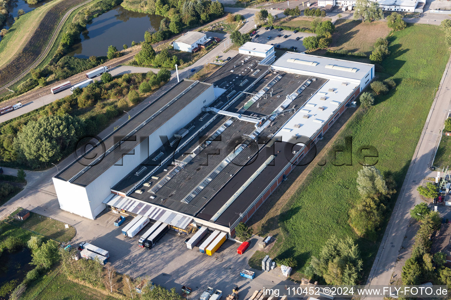 Vue oblique de Zone industrielle au pied de l'Elbe à Lauenburg dans le département Schleswig-Holstein, Allemagne