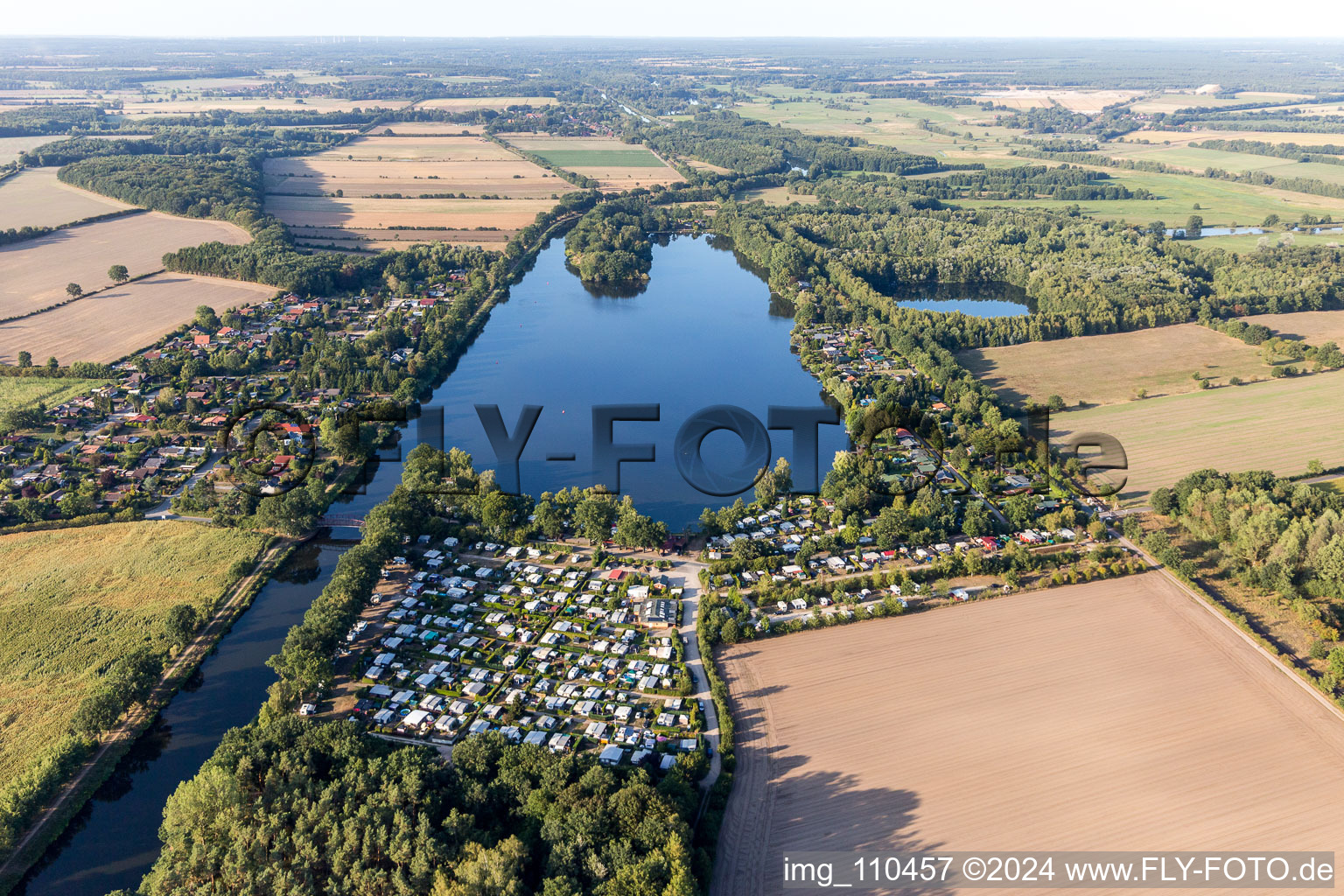 Vue aérienne de Caravanes et tentes - camping - et camping Lanzer See à Basedow dans le département Schleswig-Holstein, Allemagne