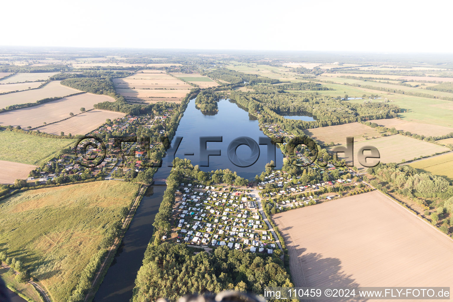 Vue aérienne de Camping Lac Lanzer à Basedow dans le département Schleswig-Holstein, Allemagne