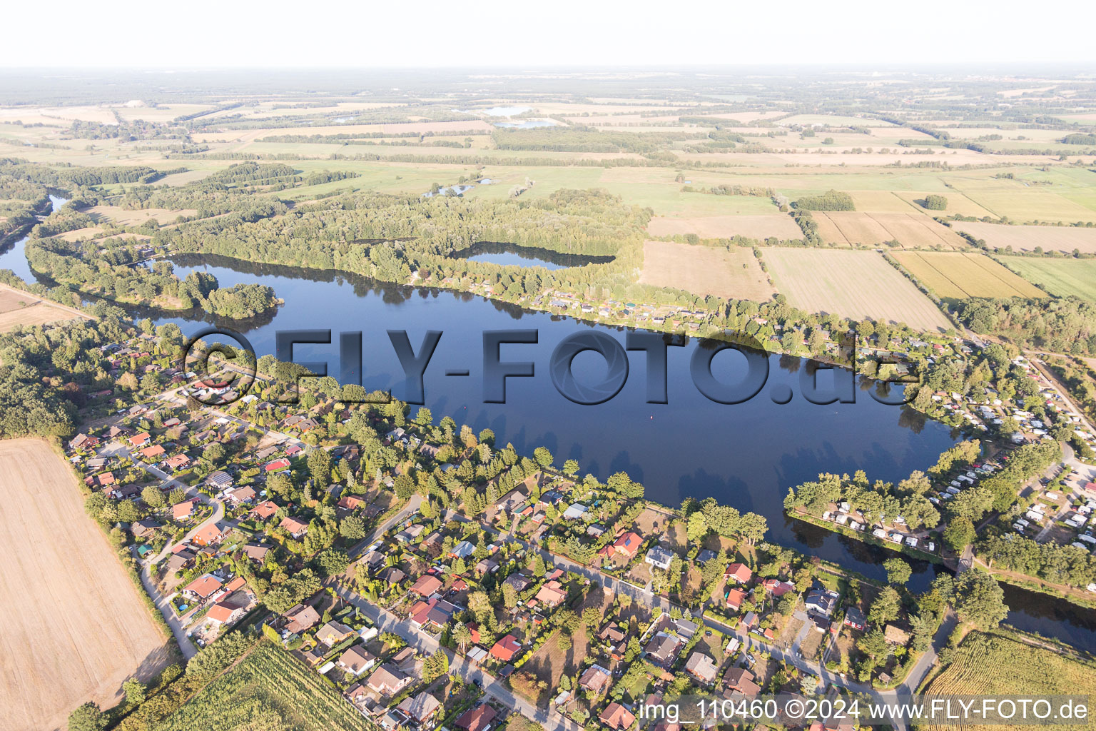 Vue aérienne de Camping Lac Lanzer à Basedow dans le département Schleswig-Holstein, Allemagne