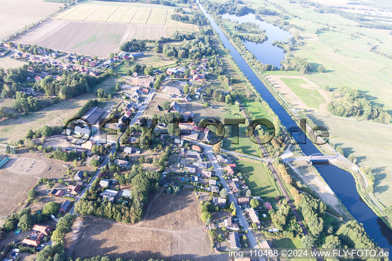 Vue aérienne de Dalldorf dans le département Schleswig-Holstein, Allemagne