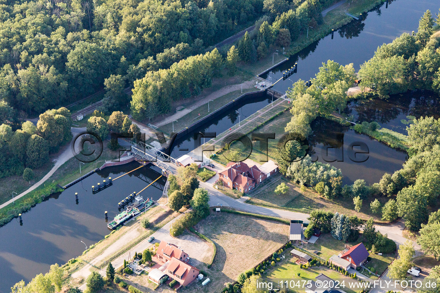 Vue aérienne de Systèmes de fermeture Witzeezerschleuse à Witzeeze dans le département Schleswig-Holstein, Allemagne