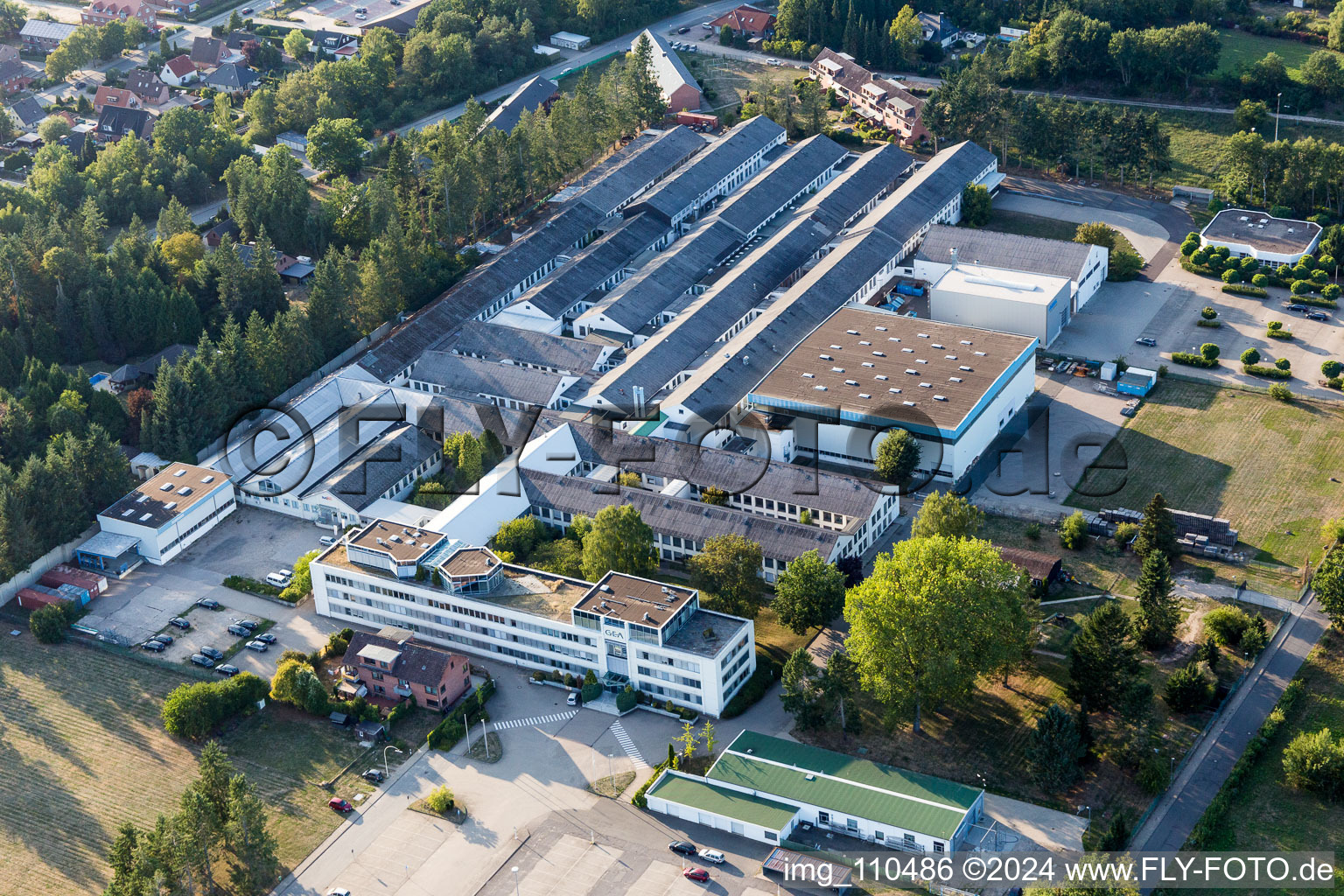 Vue aérienne de Locaux d'usine de la brasserie GEA Brewery Systems GmbH Huppmann Tuchenhagen à Büchen dans le département Schleswig-Holstein, Allemagne