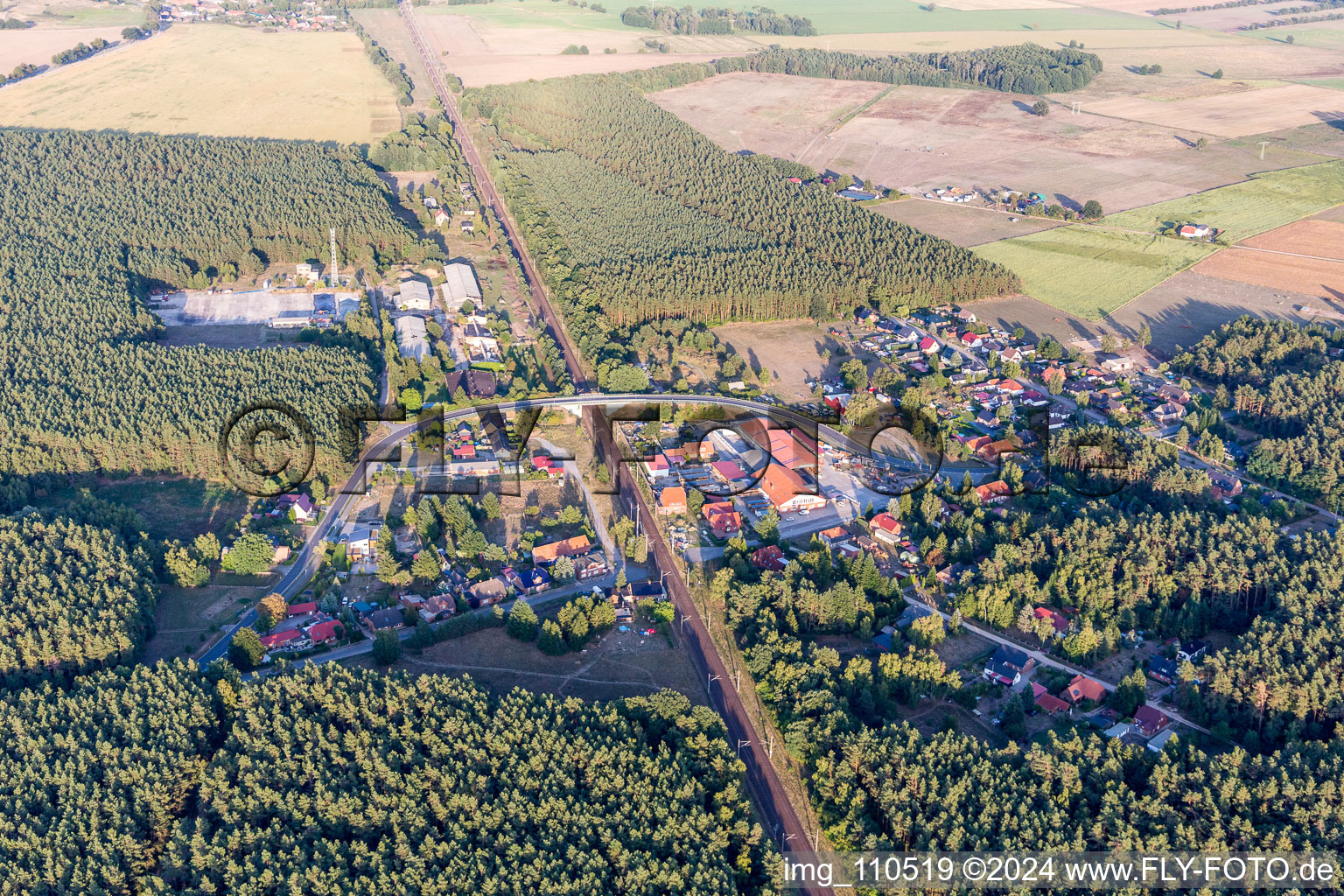 Vue aérienne de Structure de pont ferroviaire pour acheminer les voies ferrées sur la route ICE Hambourg-Berlin en Kuhlenfeld à le quartier Kuhlenfeld in Tessin b. Boizenburg dans le département Mecklembourg-Poméranie occidentale, Allemagne