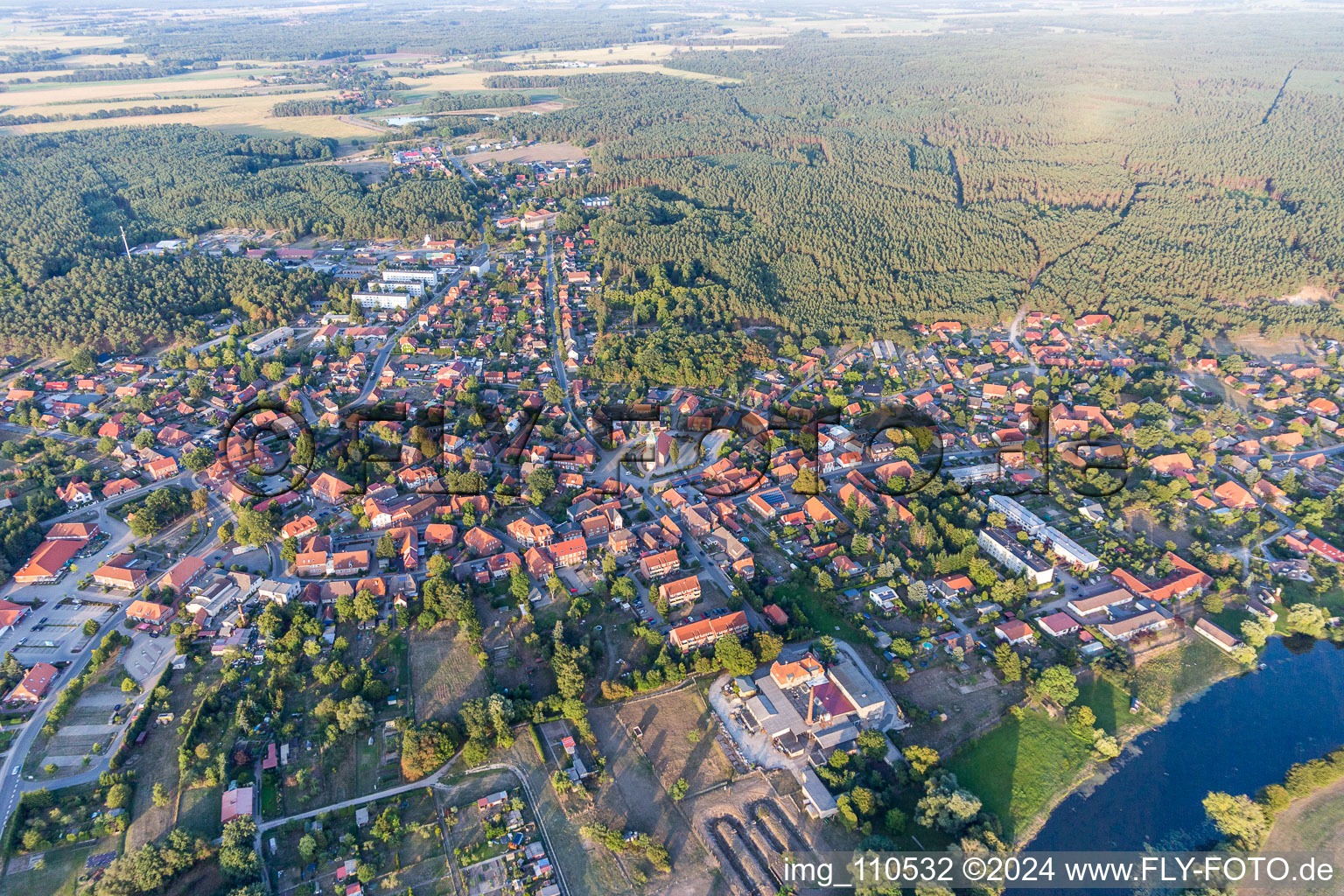 Vue aérienne de Zones riveraines de la Krainke à le quartier Neuhaus in Amt Neuhaus dans le département Basse-Saxe, Allemagne