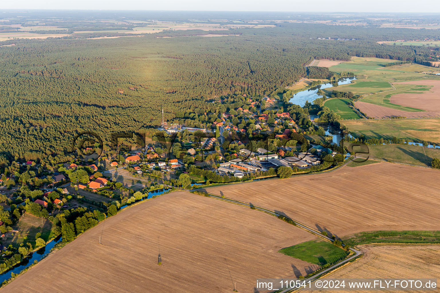 Vue aérienne de Champs agricoles et surfaces utilisables à Zeetze dans le département Basse-Saxe, Allemagne