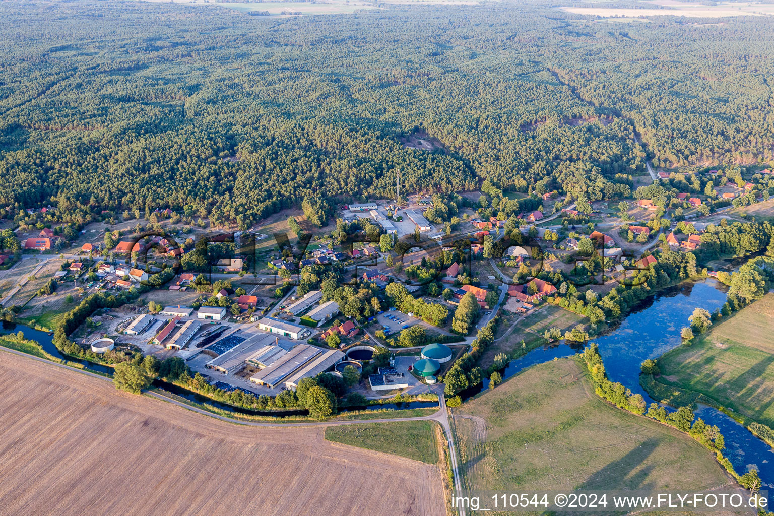 Vue aérienne de Zones riveraines de la Krainke à le quartier Zeetze in Amt Neuhaus dans le département Basse-Saxe, Allemagne