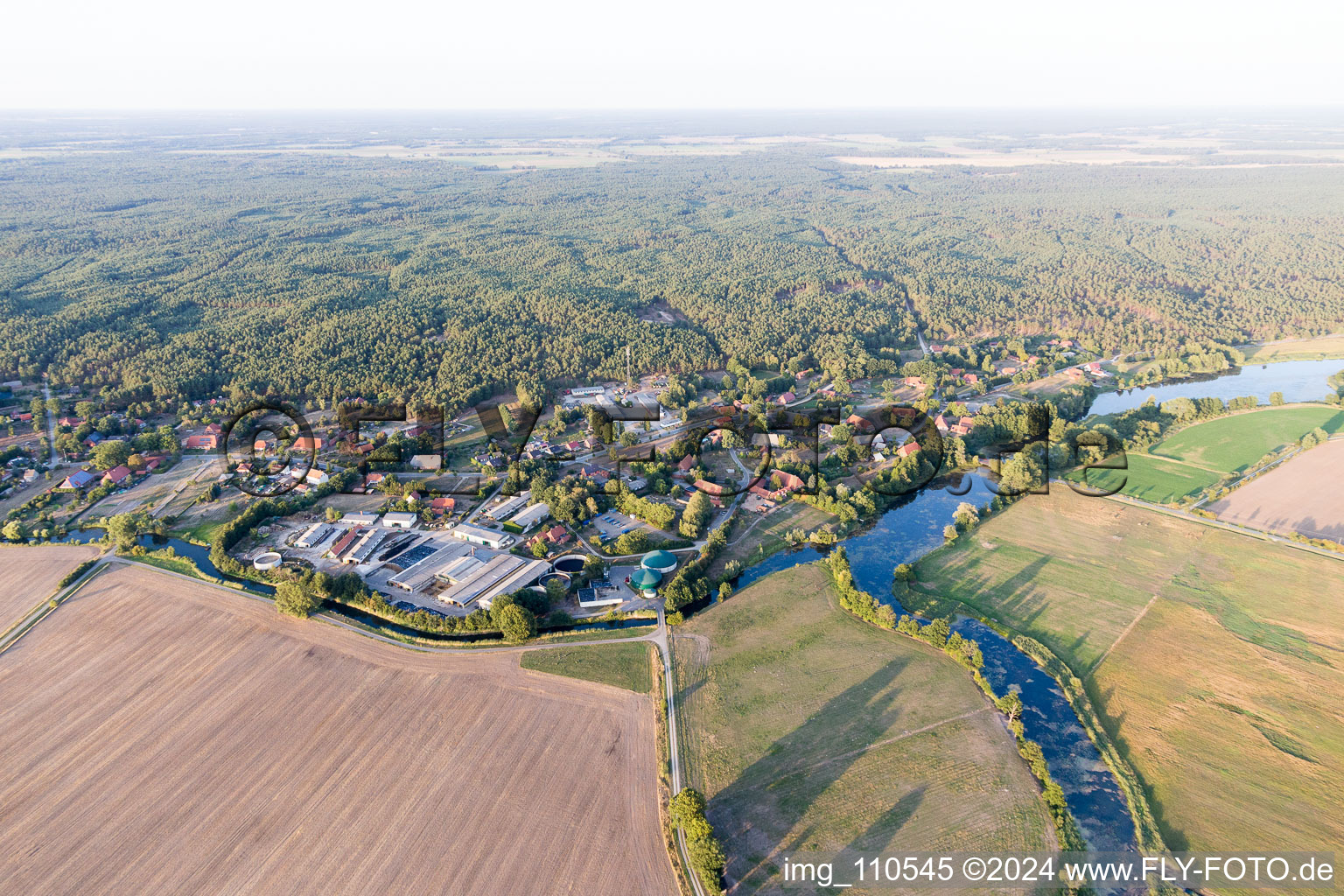 Vue aérienne de Zones riveraines de la Krainke à Amt Neuhaus dans le département Basse-Saxe, Allemagne