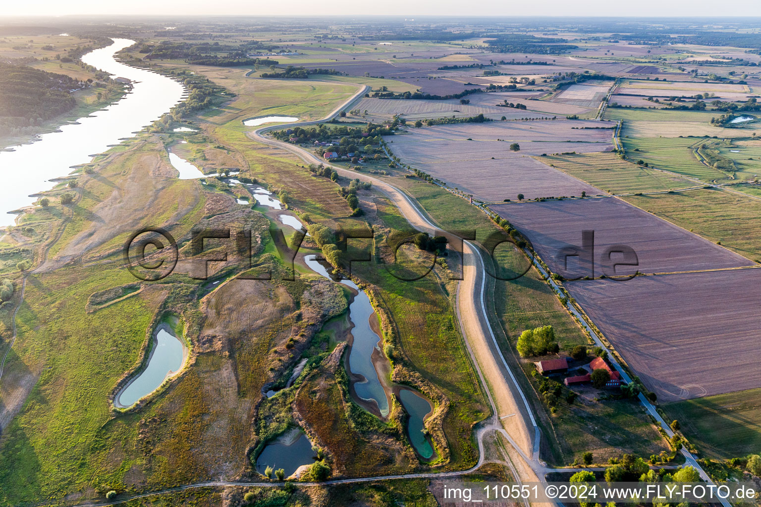 Vue aérienne de Dépôts de sable et dépôts sur le paysage d'épis des rives de l'Elbe et du polder près de Pommau le long du cours de la rivière dans la région de Pommau à le quartier Kolepant in Amt Neuhaus dans le département Basse-Saxe, Allemagne