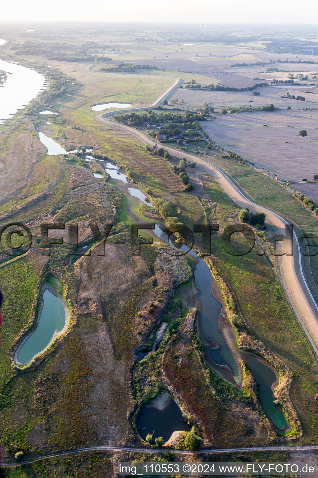 Vue aérienne de Dépôts de sable et dépôts sur le paysage d'épis des rives de l'Elbe et du polder près de Pommau le long du cours de la rivière dans la région de Pommau à le quartier Kolepant in Amt Neuhaus dans le département Basse-Saxe, Allemagne