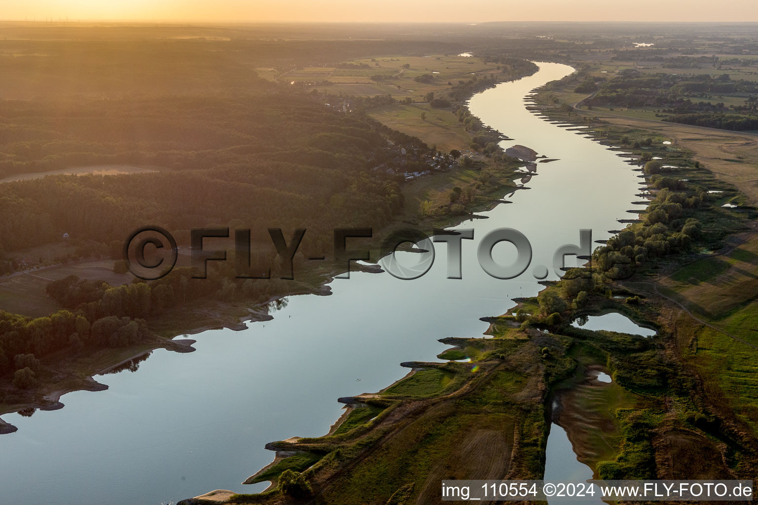 Vue aérienne de Basses eaux sur l'Elbe près de Pommau à le quartier Kolepant in Amt Neuhaus dans le département Basse-Saxe, Allemagne