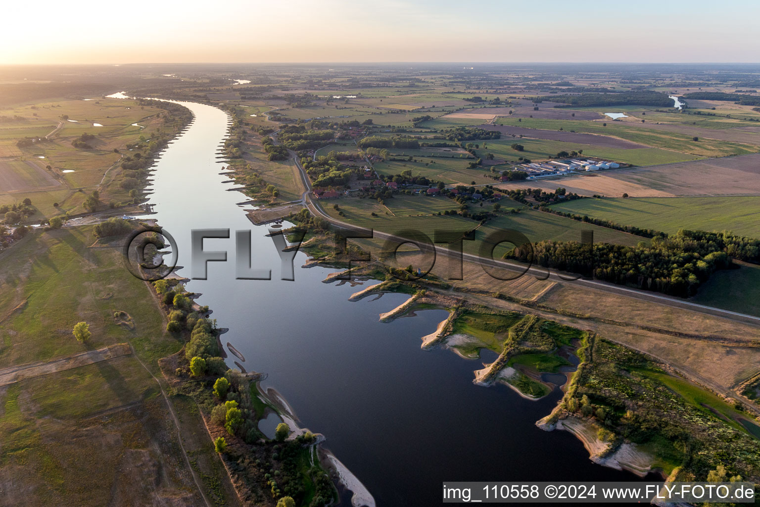 Vue aérienne de Niveau d'eau bas sur l'Elbe à Darchau à Darchau dans le département Basse-Saxe, Allemagne