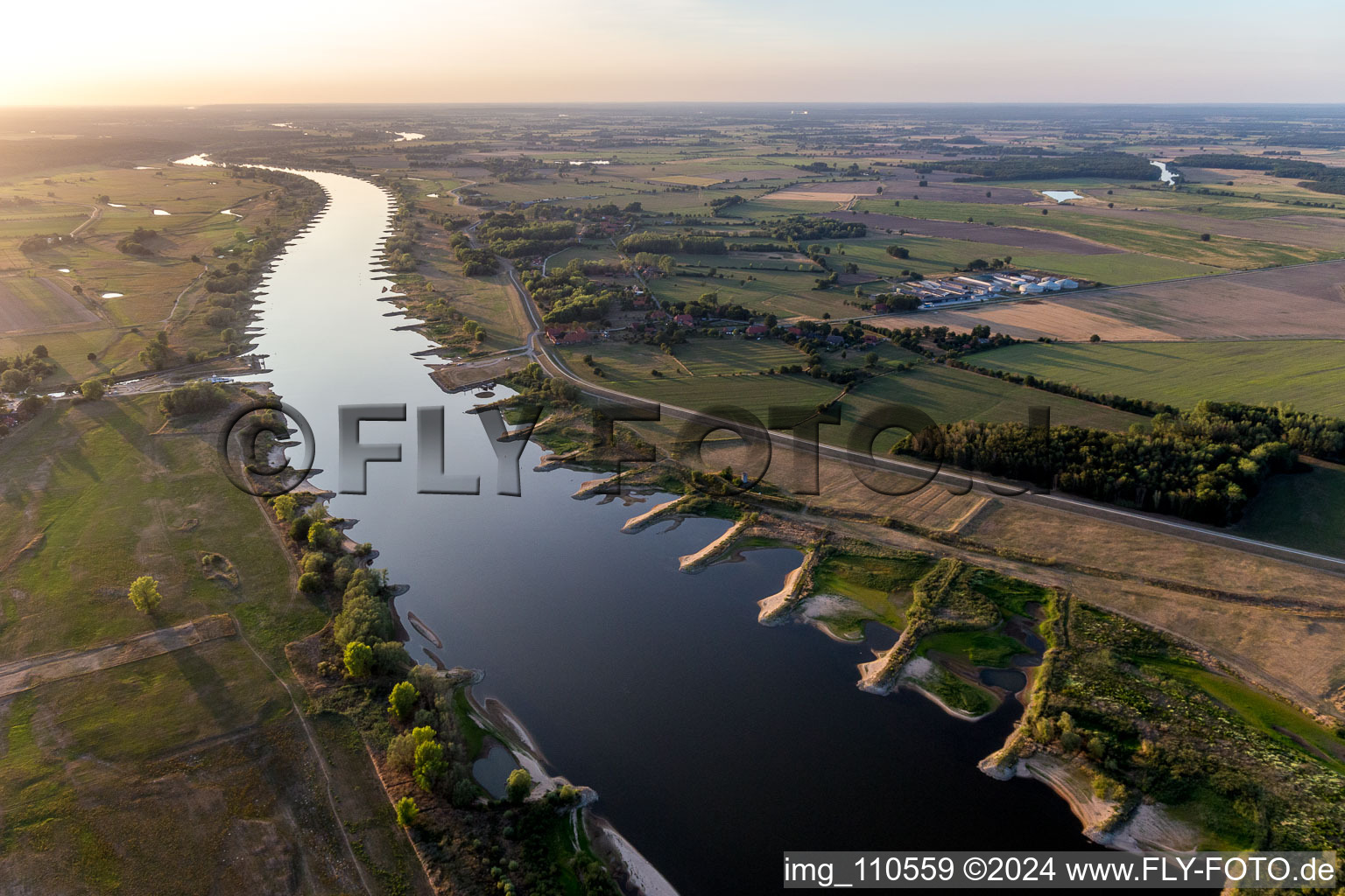 Vue aérienne de Zones riveraines avec le lit de l'Elbe à Darchau exposé en raison du faible niveau d'eau à le quartier Popelau in Amt Neuhaus dans le département Basse-Saxe, Allemagne