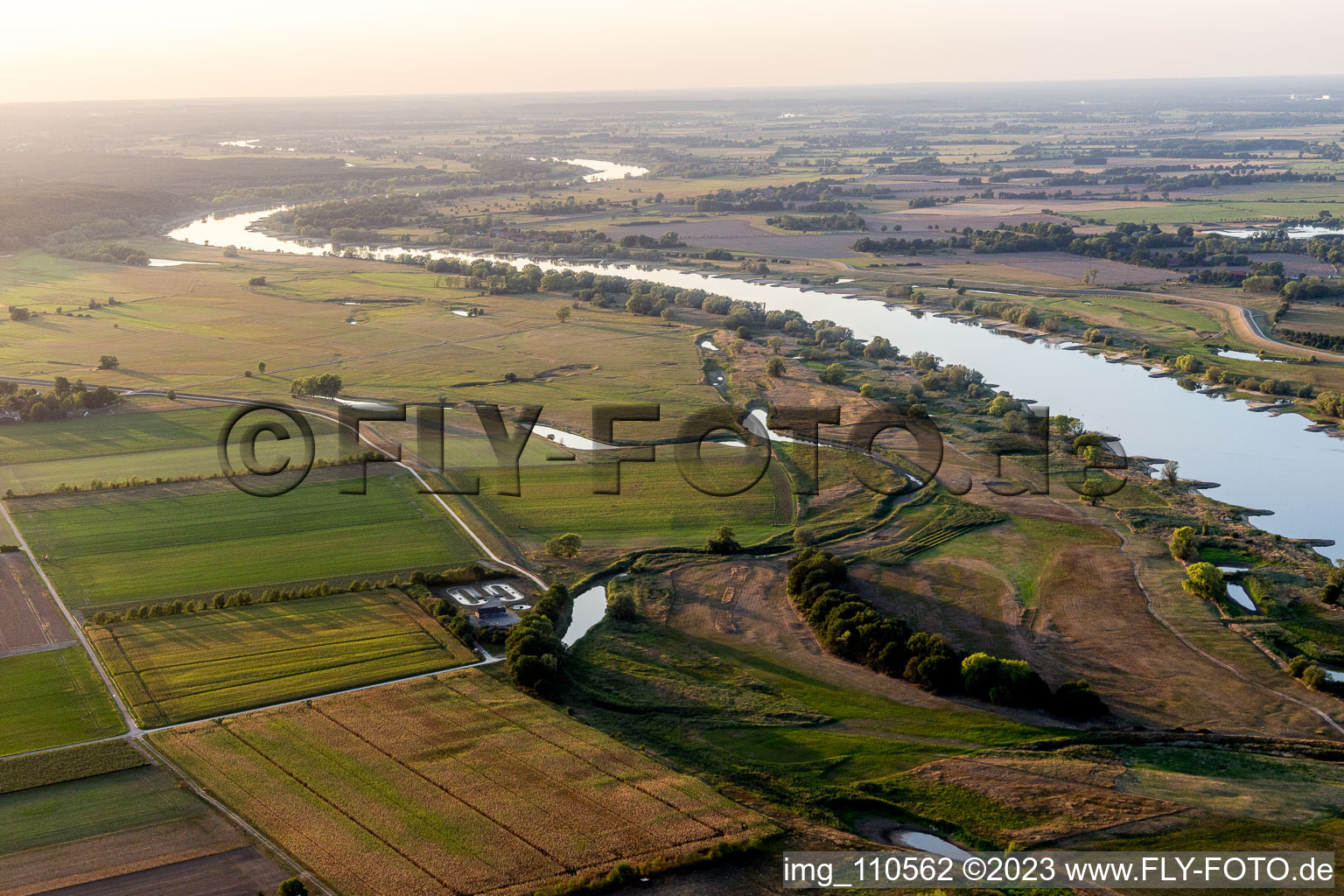 Vue aérienne de Basses eaux sur l'Elbe à Neu Darchau dans le département Basse-Saxe, Allemagne