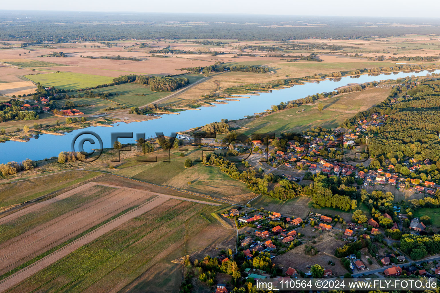 Vue aérienne de Les rives de l'Elbe à Neu Darchau dans le département Basse-Saxe, Allemagne