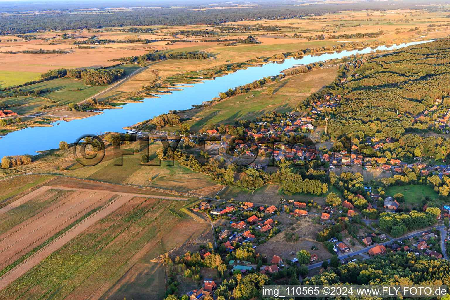 Vue aérienne de Port et rives de l'Elbe à Neu Darchau dans le département Basse-Saxe, Allemagne