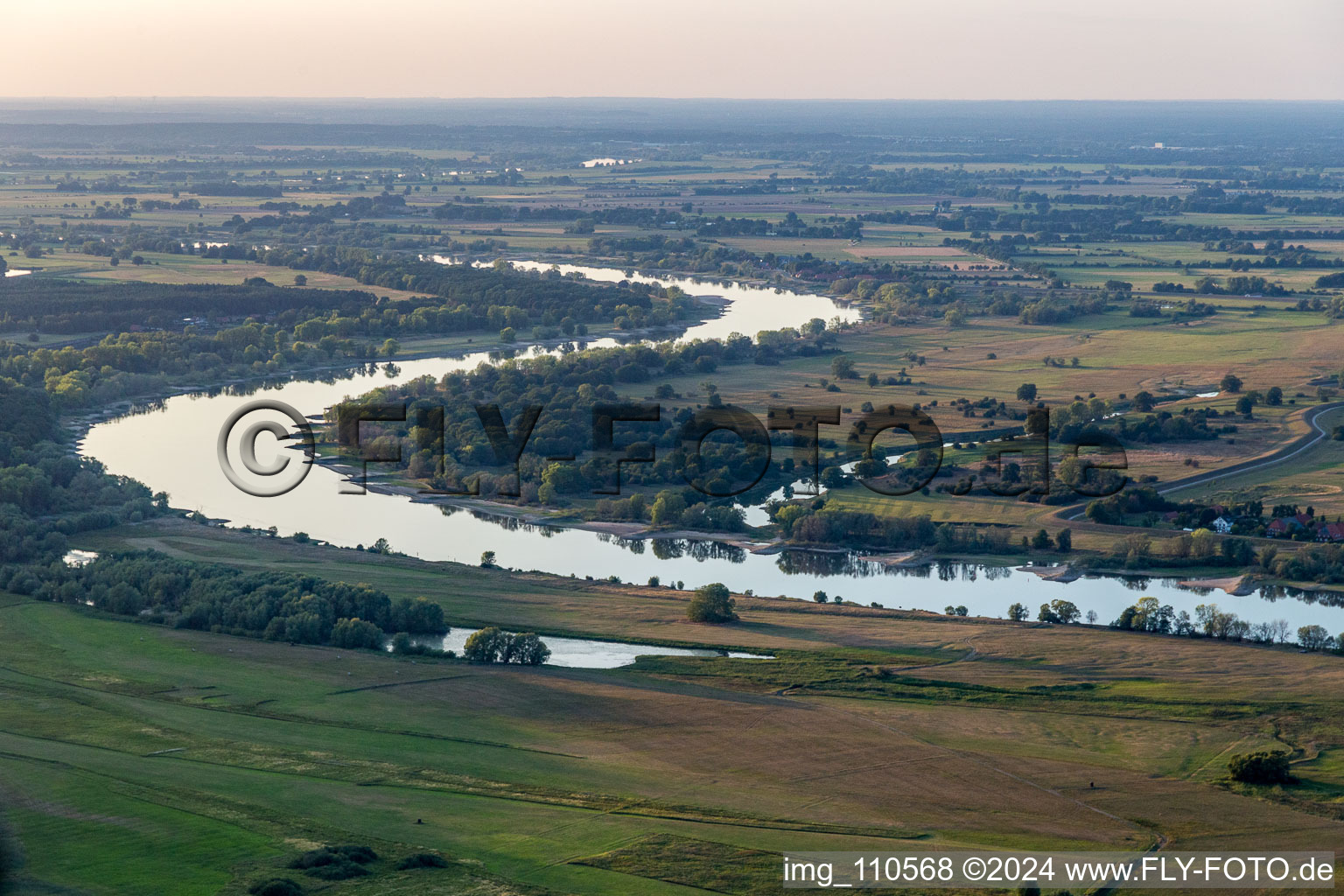 Vue aérienne de Boucle de l'Elbe à Neu Garge dans le département Basse-Saxe, Allemagne