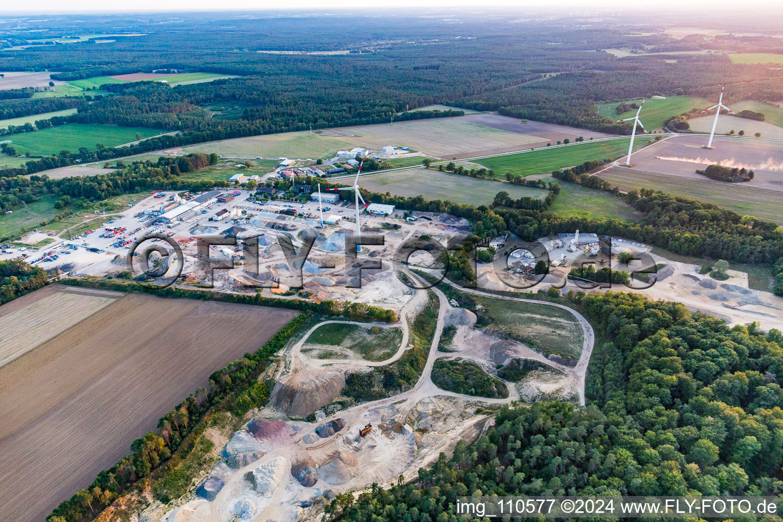 Vue aérienne de Centre de commerce et de logistique de matériaux de construction Manzke KSR GmbH en Volkstorf à le quartier Volkstorf in Vastorf dans le département Basse-Saxe, Allemagne