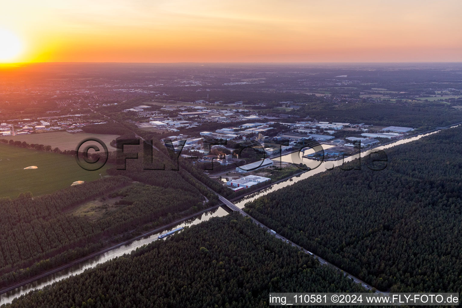 Vue aérienne de Installations de quai et postes d'amarrage pour navires dans le bassin portuaire de Hafen Lüneburg GmbH, sur le canal latéral de l'Elbe à le quartier Ebensberg in Lüneburg dans le département Basse-Saxe, Allemagne