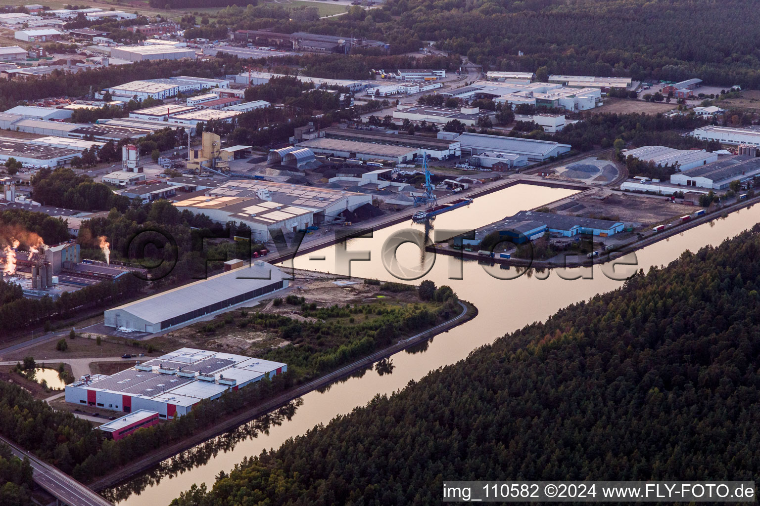 Vue aérienne de Installations de quai et postes d'amarrage pour navires dans le bassin portuaire de Hafen Lüneburg GmbH, sur le canal latéral de l'Elbe à le quartier Ebensberg in Lüneburg dans le département Basse-Saxe, Allemagne