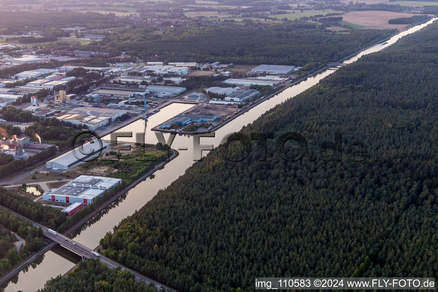 Vue aérienne de Installations de quai et postes d'amarrage pour navires dans le bassin portuaire de Hafen Lüneburg GmbH, sur le canal latéral de l'Elbe à Lüneburg dans le département Basse-Saxe, Allemagne