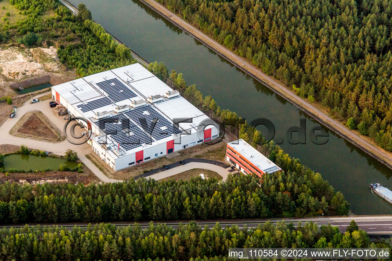 Vue aérienne de Sites de l'usine Gummi-Waaren Compagnie AG à le quartier Hagen in Lüneburg dans le département Basse-Saxe, Allemagne