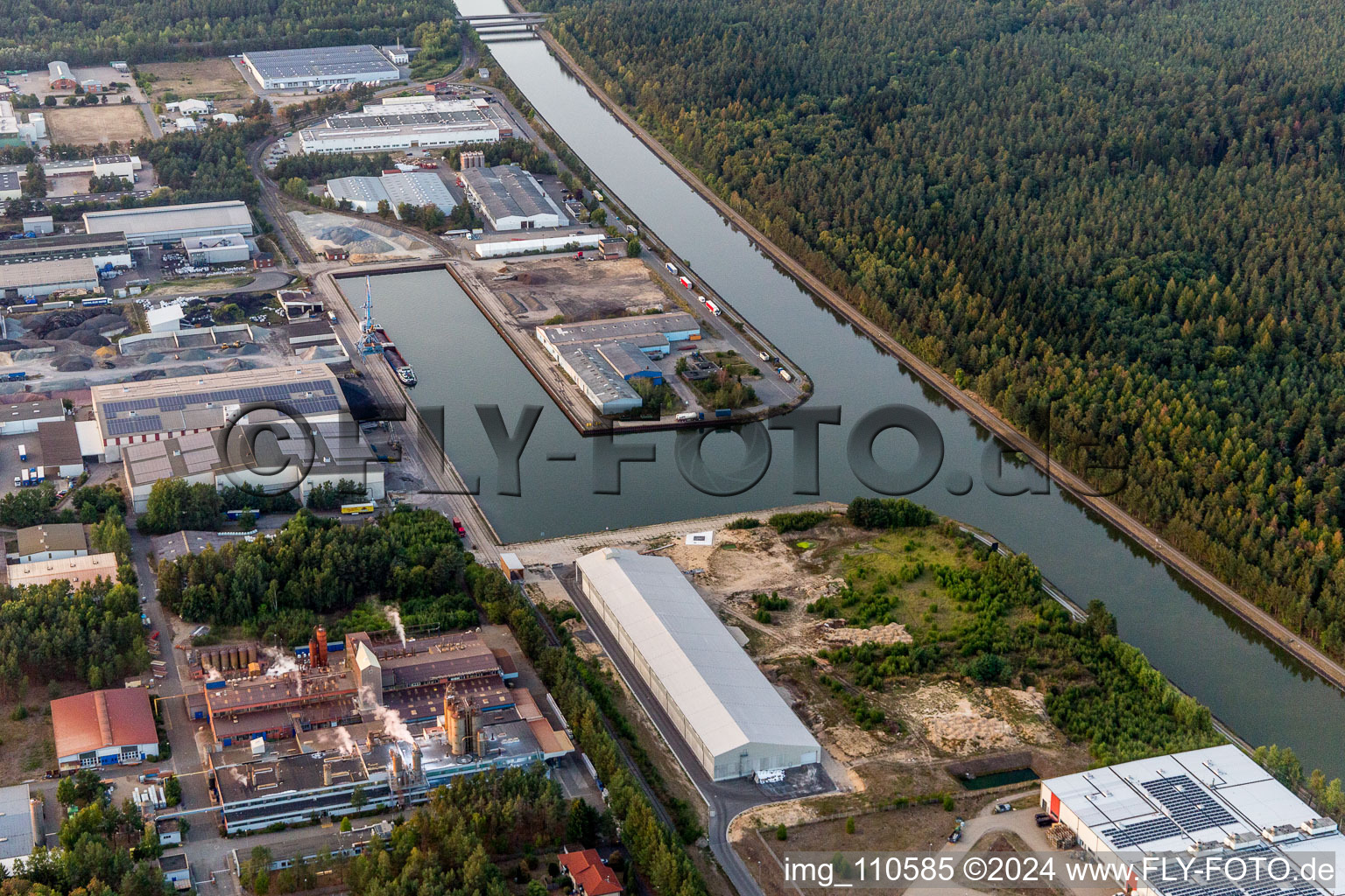 Photographie aérienne de Installations de quai et postes d'amarrage pour navires dans le bassin portuaire de Hafen Lüneburg GmbH, sur le canal latéral de l'Elbe à le quartier Ebensberg in Lüneburg dans le département Basse-Saxe, Allemagne