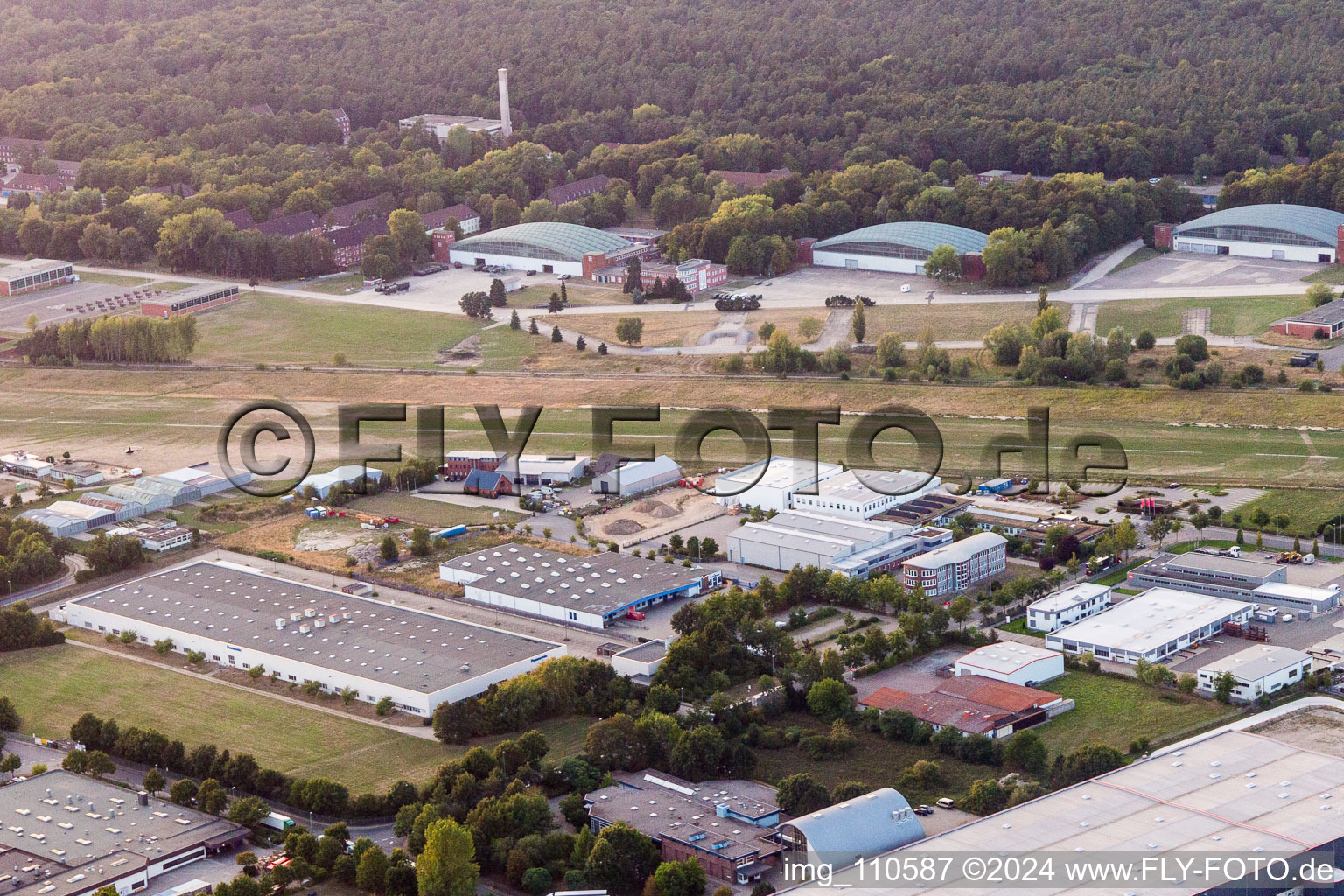 Vue aérienne de Zone industrielle entre port et aéroport à Lüneburg dans le département Basse-Saxe, Allemagne