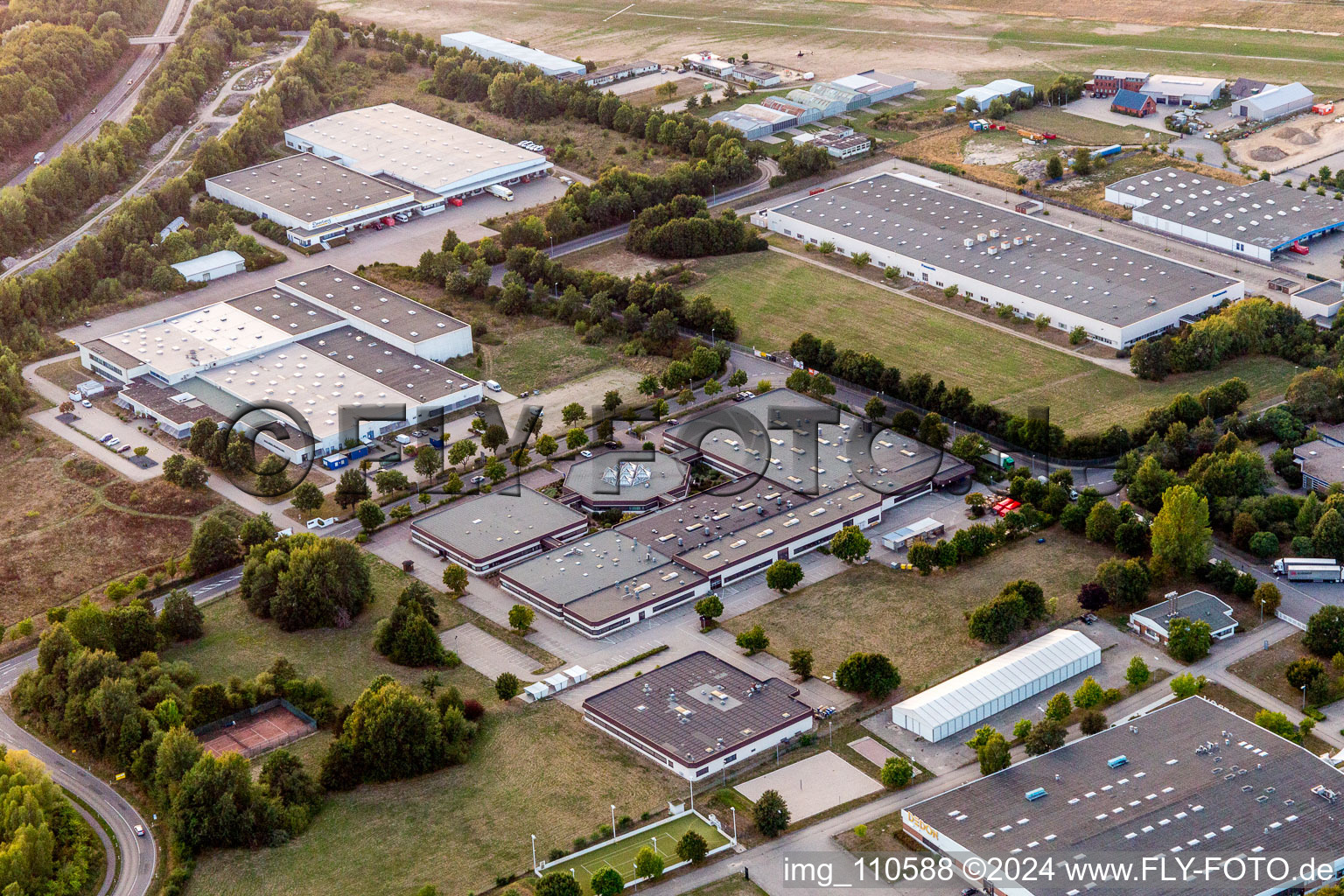 Photographie aérienne de Zone industrielle entre port et aéroport à Lüneburg dans le département Basse-Saxe, Allemagne