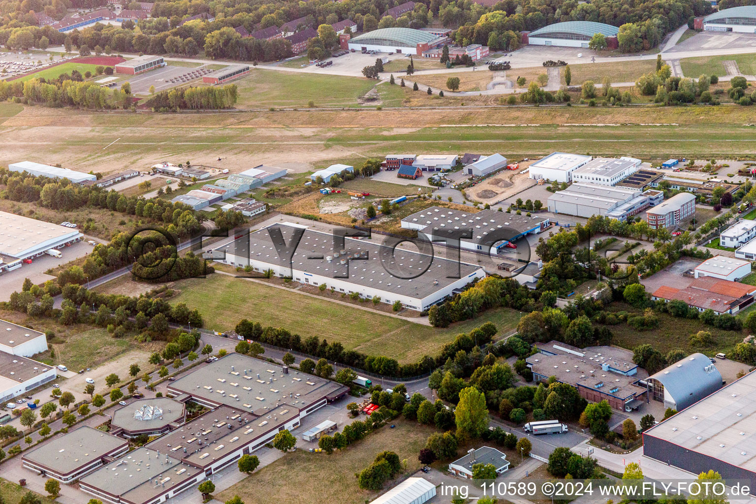 Vue oblique de Zone industrielle entre port et aéroport à Lüneburg dans le département Basse-Saxe, Allemagne