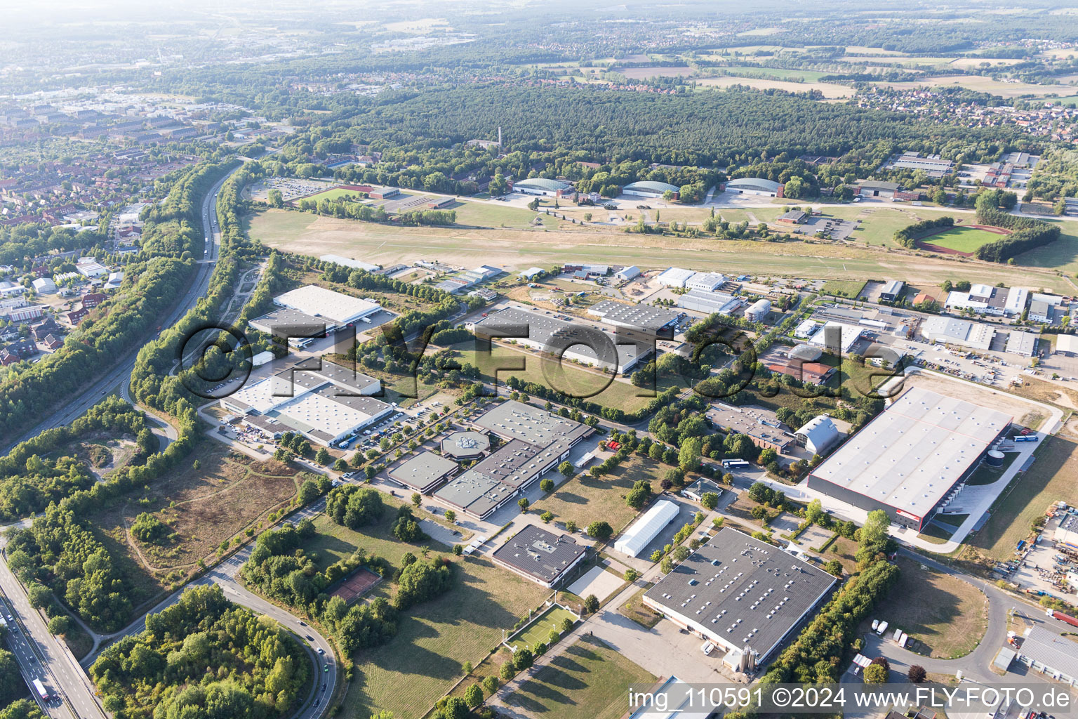 Zone industrielle entre port et aéroport à Lüneburg dans le département Basse-Saxe, Allemagne hors des airs