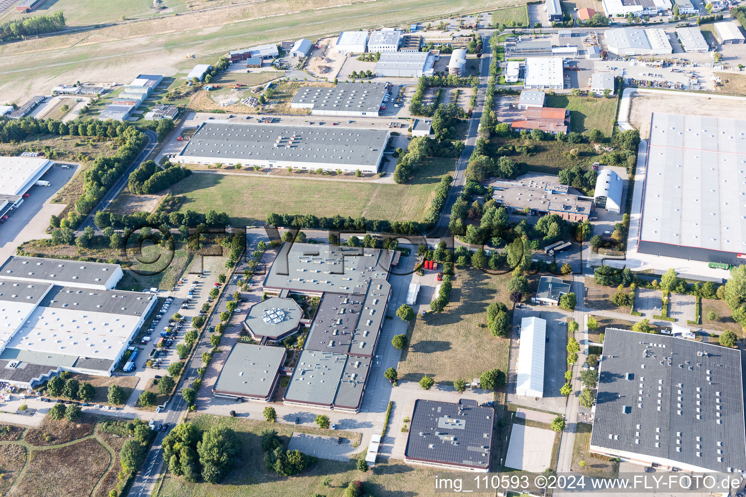 Zone industrielle entre port et aéroport à Lüneburg dans le département Basse-Saxe, Allemagne vue d'en haut