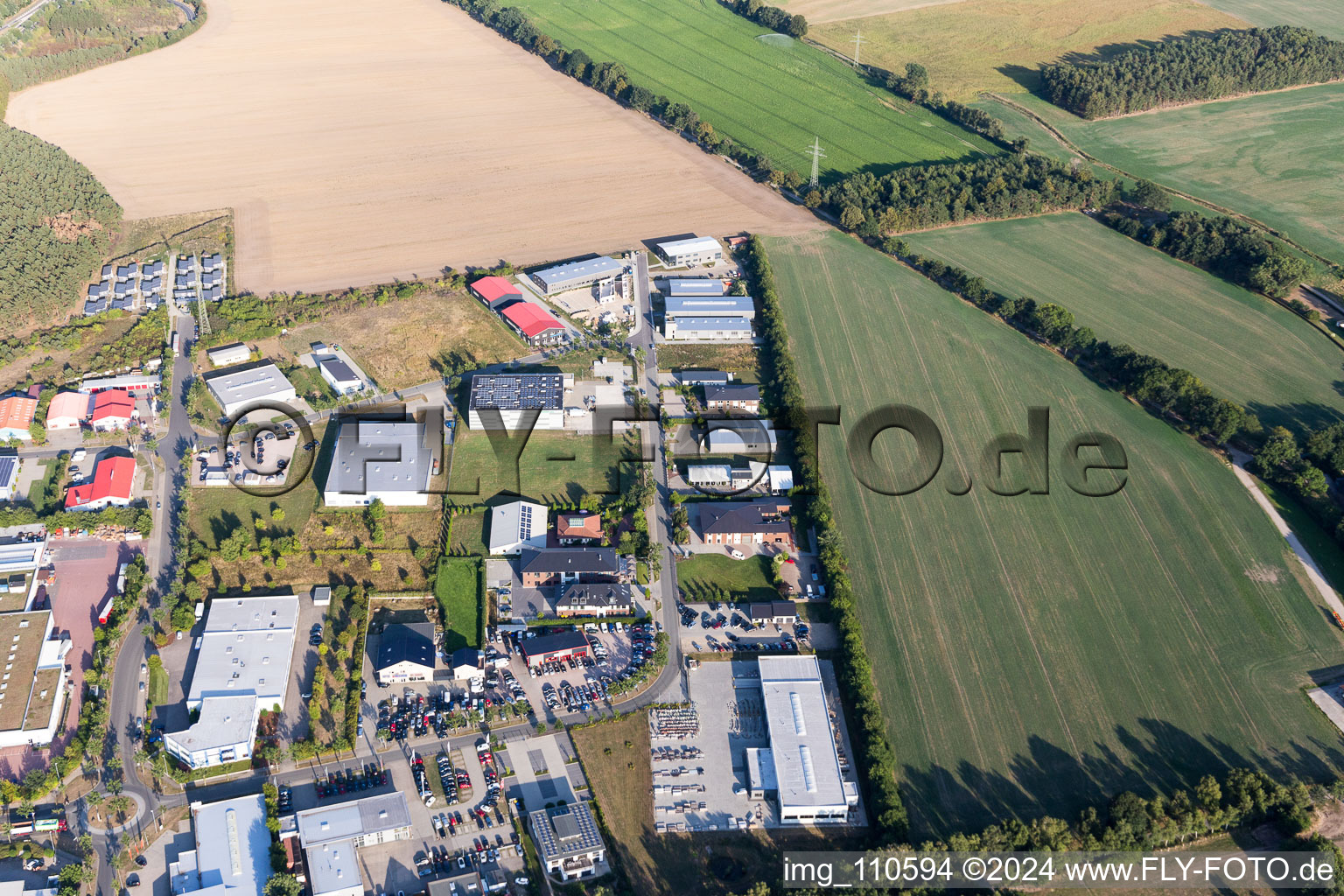 Zone industrielle entre port et aéroport à Lüneburg dans le département Basse-Saxe, Allemagne depuis l'avion