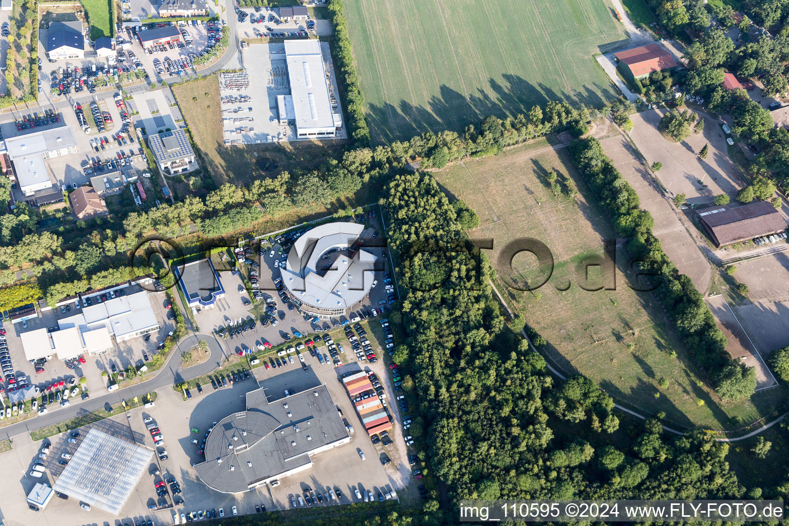 Vue d'oiseau de Zone industrielle entre port et aéroport à Lüneburg dans le département Basse-Saxe, Allemagne