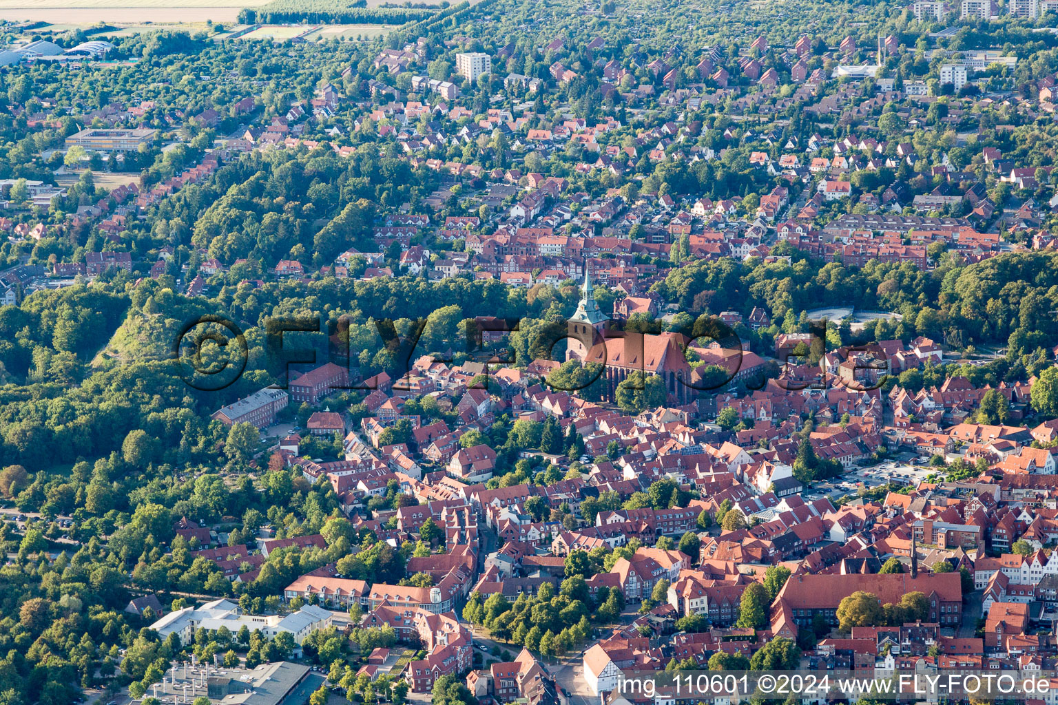 Vieille ville et centre-ville à Lüneburg dans le département Basse-Saxe, Allemagne hors des airs