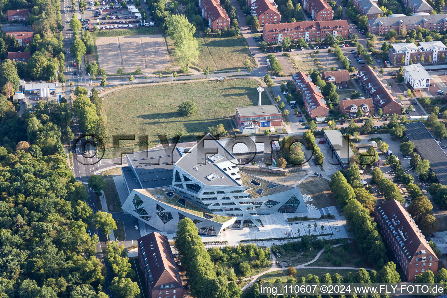 Vue aérienne de Bâtiment central de la zone universitaire du campus Leuphana University Lüneburg par l'architecte Libeskind à Lüneburg dans le département Basse-Saxe, Allemagne