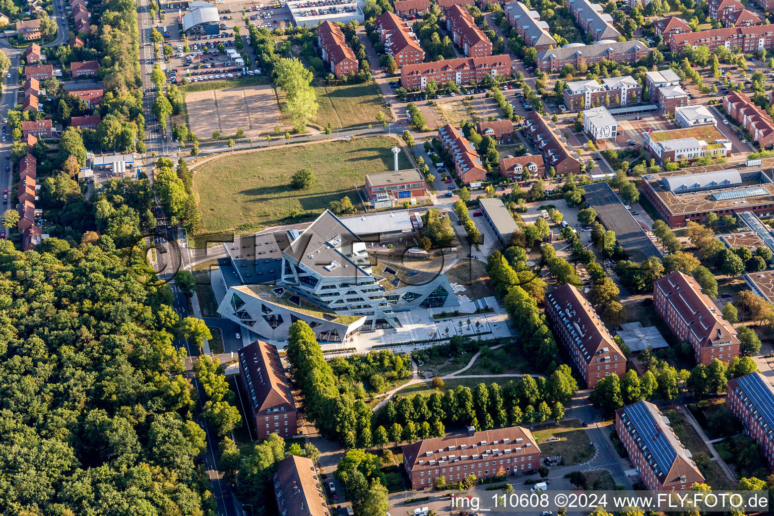 Vue aérienne de Bâtiment central de la zone universitaire du campus Leuphana University Lüneburg par l'architecte Libeskind à le quartier Bockelsberg in Lüneburg dans le département Basse-Saxe, Allemagne