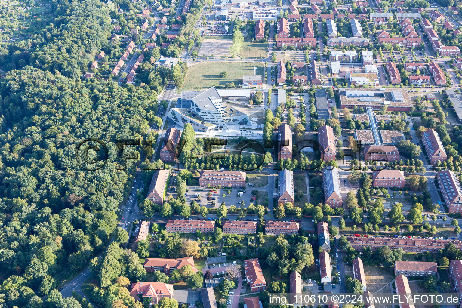 Photographie aérienne de Bâtiment central de la zone universitaire du campus Leuphana University Lüneburg par l'architecte Libeskind à Lüneburg dans le département Basse-Saxe, Allemagne