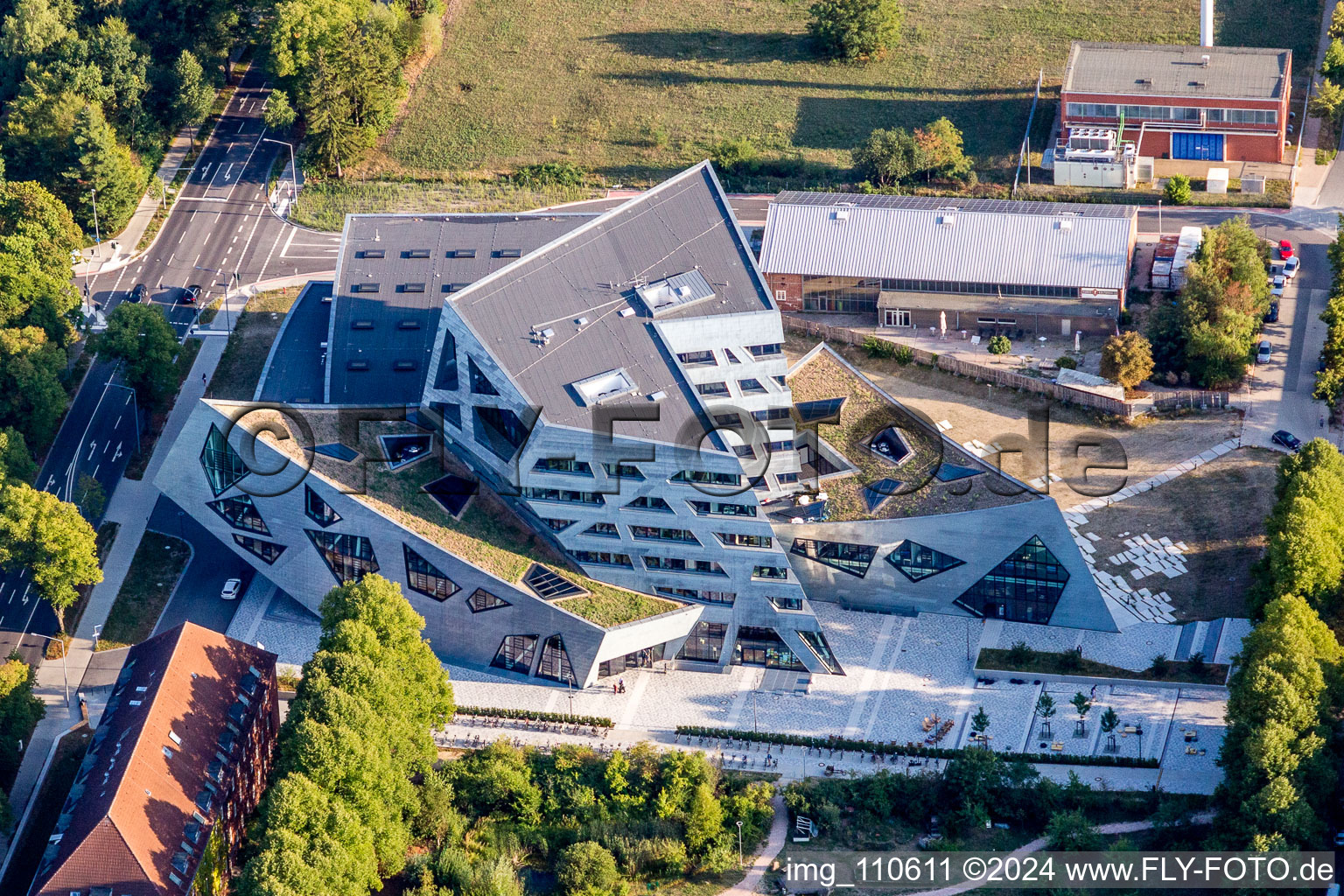 Vue aérienne de Bâtiment central de la zone universitaire du campus Leuphana University Lüneburg par l'architecte Libeskind à le quartier Bockelsberg in Lüneburg dans le département Basse-Saxe, Allemagne