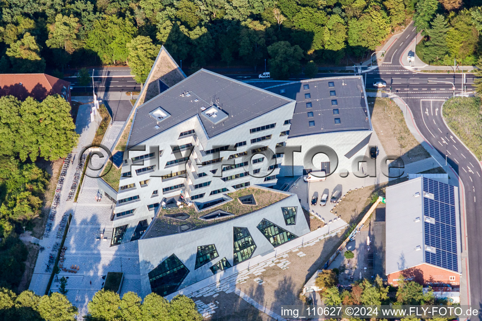 Enregistrement par drone de Bâtiment central de la zone universitaire du campus Leuphana University Lüneburg par l'architecte Libeskind à Lüneburg dans le département Basse-Saxe, Allemagne