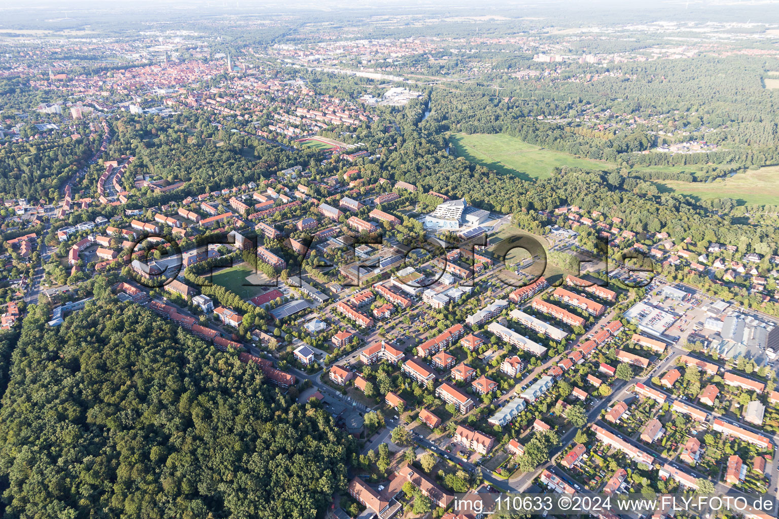 Vue oblique de Université à Lüneburg dans le département Basse-Saxe, Allemagne