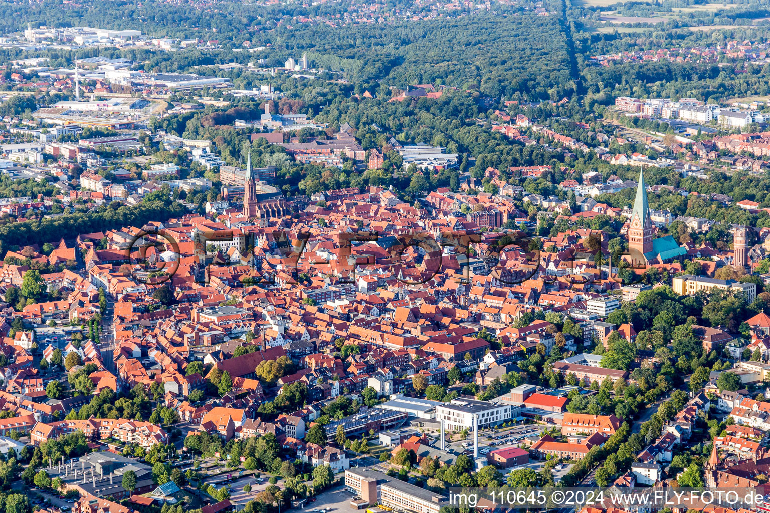 Vieille ville et centre-ville à Lüneburg dans le département Basse-Saxe, Allemagne depuis l'avion