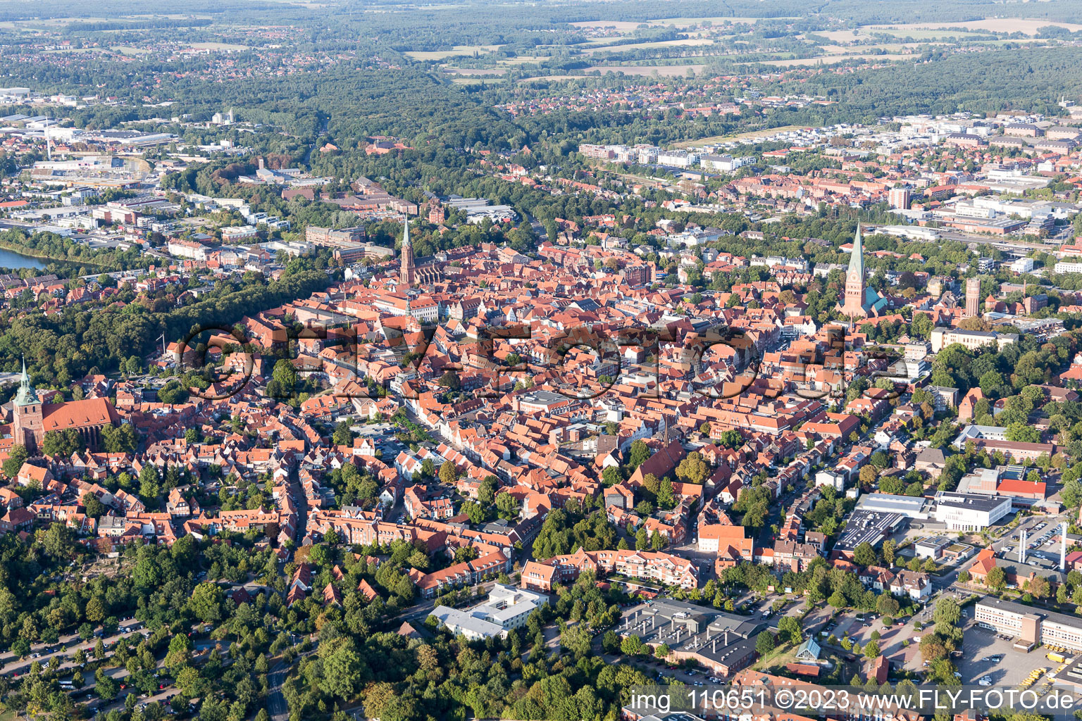 Vieille ville et centre-ville à Lüneburg dans le département Basse-Saxe, Allemagne vue du ciel
